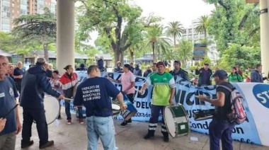Trabajadores municipales protestaron ante el Municipio en reclamo de un aumento salarial