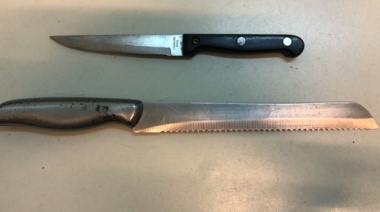 Detuvieron a un ladrón que armado con cuchillos atacaba junto a dos adolescentes