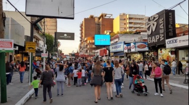 Por las fiestas navideñas, convierten calles en peatonales para impulsar la actividad comercial