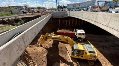 Excavan por debajo de la rotonda “Los Pinos” abriendo el Viaducto de Ruta 4