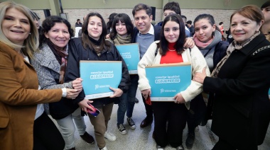 Kicillof visitó Presidente Perón y entregó 458 netbooks a estudiantes secundarios