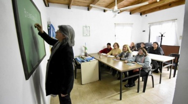 Con un programa municipal, adultos mayores culminan sus estudios primarios en centros de jubilados