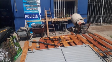 Los amenazaron con un hacha y les robaron hasta el portón de la casa