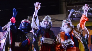 Cientos de niños disfrutaron de la tradicional caravana de los Reyes en Lomas
