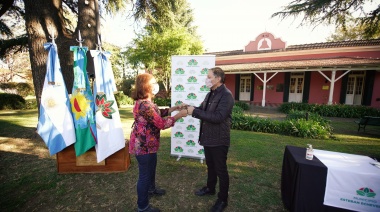 Gray firmó decretos de recategorización de empleados municipales en el área de salud