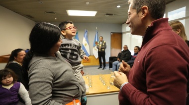 Gray entregó lentes y subsidios