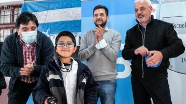 Emotiva entrega de lentes a alumnos de escuelas primarias