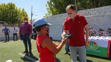 Gray entregó zapatillas en insumos a niños en la sede de "Verano ATR" de 9 de Abril