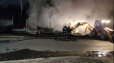 Incendio destruyó un depósito de pallets de madera en Luis Guillón