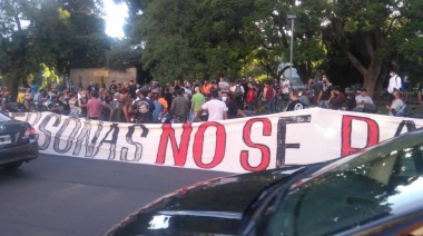 Motociclistas marchan contra la prohibición circular acompañados