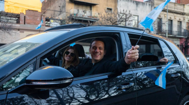 Ola de motochorros: Julián Álvarez distrae la realidad subido al veranito político de CFK