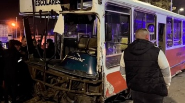 Robó un micro escolar, chocó al menos 20 autos y le disparó a la Policía pero quedó libre