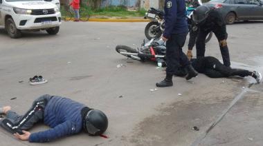 Motochorro escapaba de la policía, chocó un colectivo y está muy grave