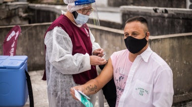 La comuna de Lanús vacuna contra la gripe a choferes de colectivos de líneas locales
