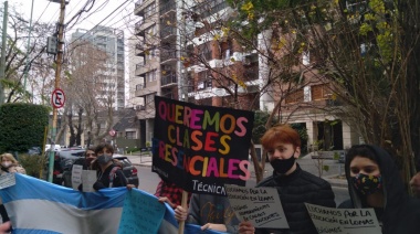 Padres autoconvocados marcharon a los entes municipales para reclamar las refacciones inmediatas en los colegios