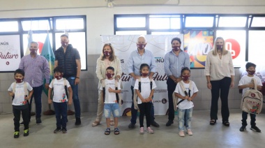 Grindetti lanzó el programa "Lanús construye futuro" y entregó kits escolares