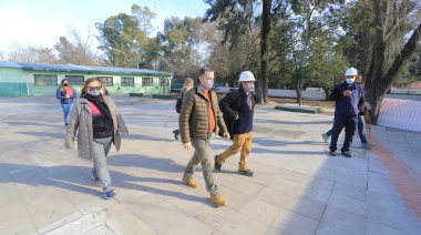 Gray recorrió obras de refacción y de calefacción en una escuela de 9 de Abril