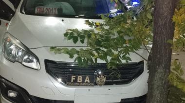 Desvalijaron una casa en Escalada, escaparon con un auto robado y chocaron contra un árbol