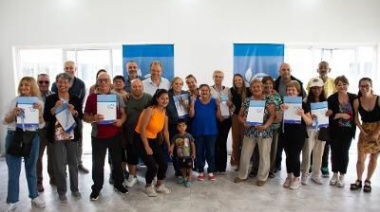 Entregan viviendas a adultos mayores en Glew
