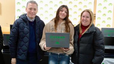 Entregan 102 notebooks a estudiantes secundarios de El Jagüel
