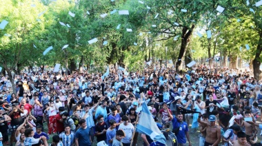 Una multitud vibró en Mármol con el triunfo de Argentina