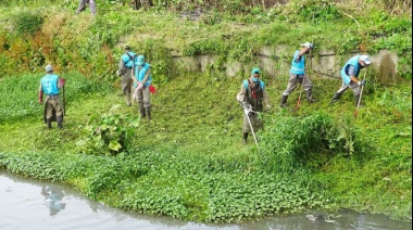 Realizaron operativos de limpieza en arroyos y canales de distintas localidades bonaerenses