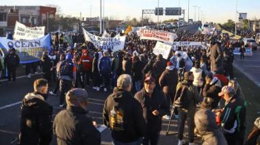 Fuerte enfrentamiento entre la Policía y trabajadores de la Feria La Salada