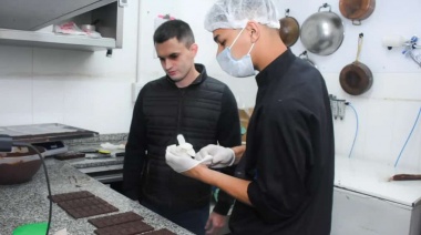 Moroni recorrió una fábrica de chocolates, alfajores y helados en Gerli