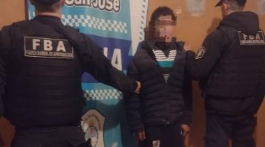 Amenazó a su ex con descuartizarla con un cuchillo de carnicero y le baleó la casa
