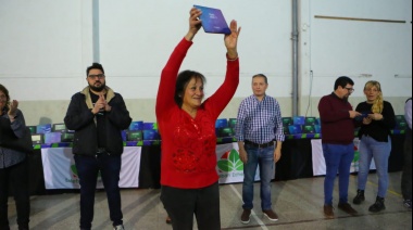 Gray entregó 700 tablets del programa Esteban Online