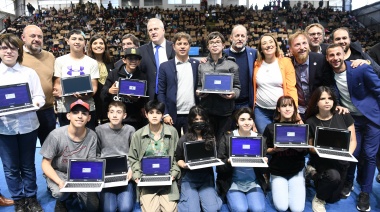 Kicillof e Insaurralde entregaron más de mil netbooks a estudiantes de Lomas