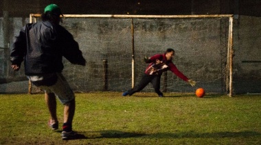 Estaba por patear un penal... y lo detuvieron