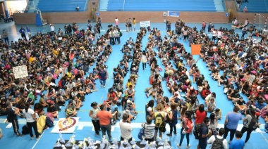 Más de 5.000 estudiantes participaron de un triatlón en el Polideportivo Municipal