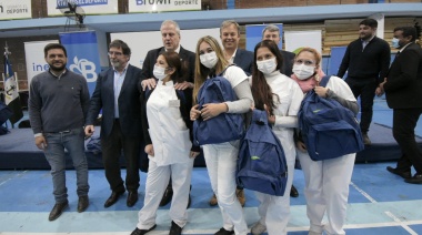 Ministros de Educación entregaron equipamiento a estudiantes de enfermería