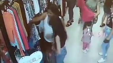 Detuvieron a tres “mecheras” acusadas de robar un local de venta de ropa en el centro de Lomas