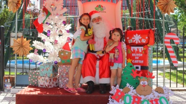 Papá Noel recibió a cientos de chicos en Plaza Mitre