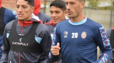 Un jugador de Arsenal de Sarandí se opone a la anulación de los descensos