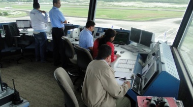 Controladores aéreos mantienen plan de lucha y podrían complicar vuelos en el aeropuerto de Ezeiza