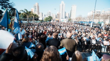 Miles de vecinos de Lomas celebraron el 9 de Julio en la Plaza Grigera