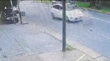 Buscan a un automovilista que chocó a una mujer y su hijo con autismo y huyó sin asistirlos