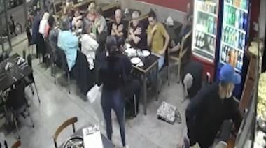 Delincuentes armados robaron a los clientes y el dueño de una pizzería en Wilde