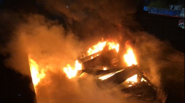 Voraz incendio en un depósito de plásticos en Villa Fiorito
