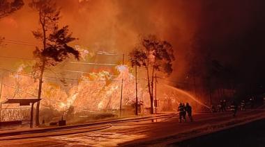 Gran incendio en Camino de Cintura: Empezó en un deposito y se propagó a una carboneria