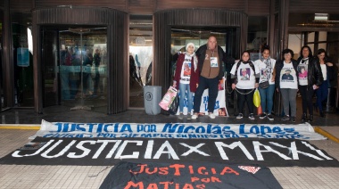 La mamá de Nicolás López se encadenó en la puerta de Tribunales