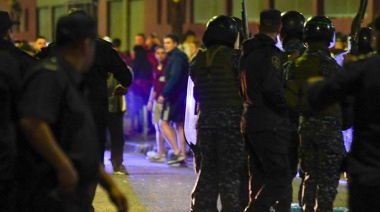 Tensión en Lanús: los hinchas explotaron contra la dirigencia y fueron reprimidos por la policía