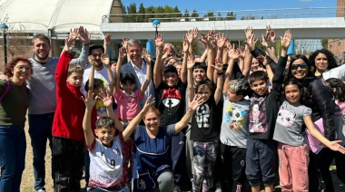 Cascallares acompañó a alumnos que participaron de un triatlón en el Polideportivo Municipal