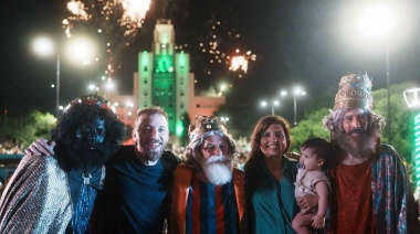 Otermín participó del desfile de Reyes Magos junto a miles de vecinos en Lomas