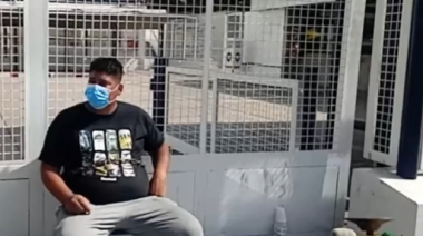 Fue despedido y se encadenó en el lugar para exigir su reincorporación