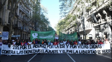 Masiva marcha en defensa de los derechos de mujeres y diversidades