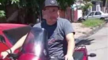 Tiene domiciliaria por homicidio, pero amenaza a los vecinos en moto: "Esperan que vuelva a matar"